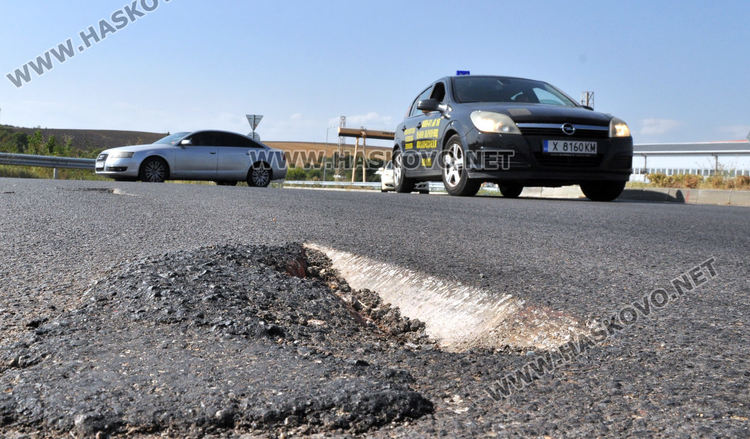 Изпаднал товар разби асфалта на кръгово в Хасково, глобиха нарушителя