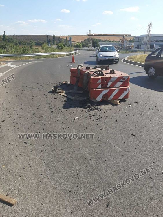 Изпаднал товар разби асфалта на кръгово в Хасково, глобиха нарушителя