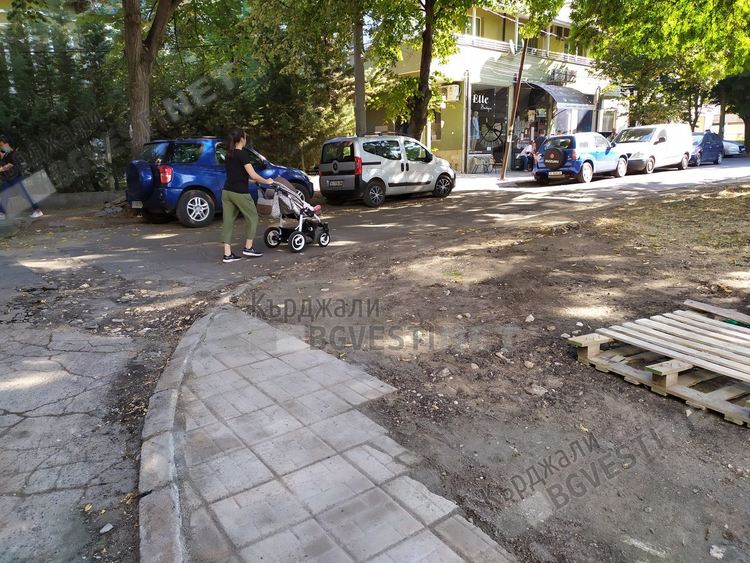 След 4 години ремонтираха разбития тротоар на Попската градина, за съжаление остана недовършен