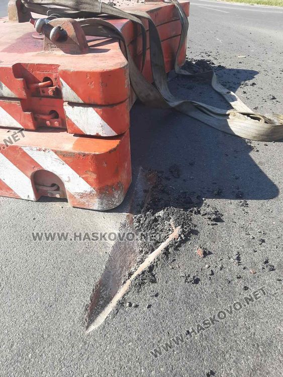 Изпаднал товар разби асфалта на кръгово в Хасково, глобиха нарушителя