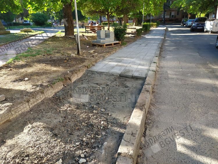 След 4 години ремонтираха разбития тротоар на Попската градина, за съжаление остана недовършен
