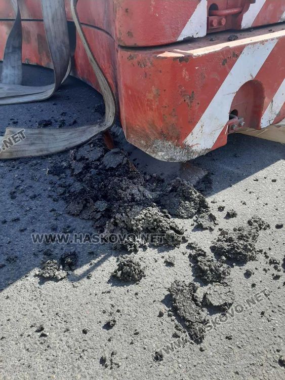 Изпаднал товар разби асфалта на кръгово в Хасково, глобиха нарушителя