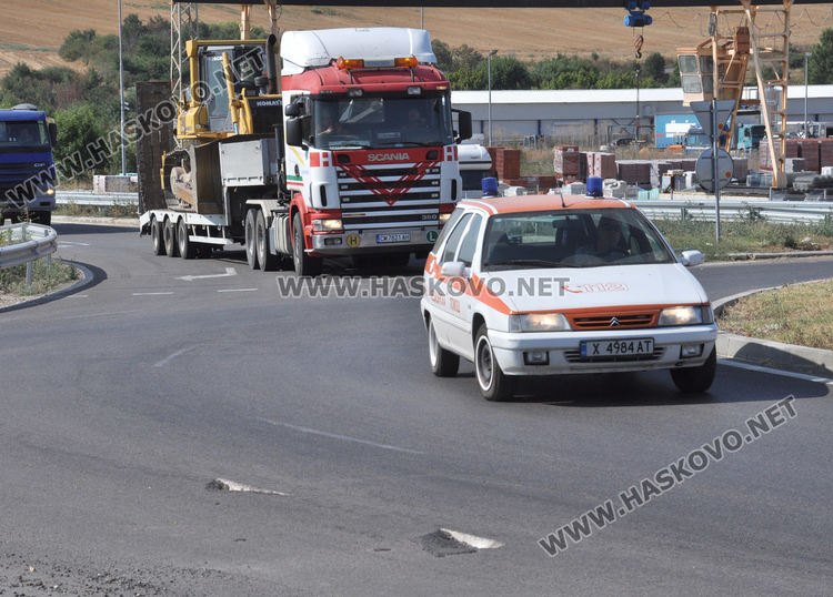 Изпаднал товар разби асфалта на кръгово в Хасково, глобиха нарушителя