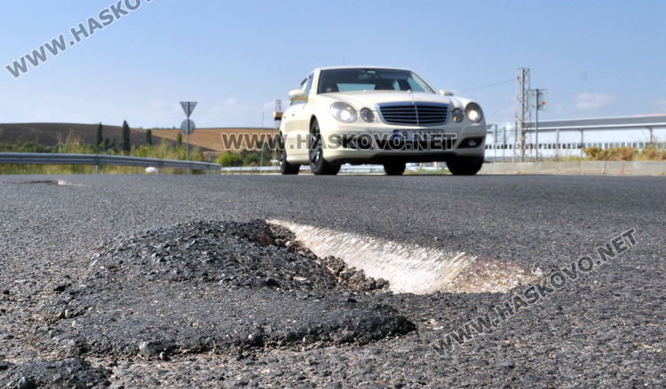 Изпаднал товар разби асфалта на кръгово в Хасково, глобиха нарушителя