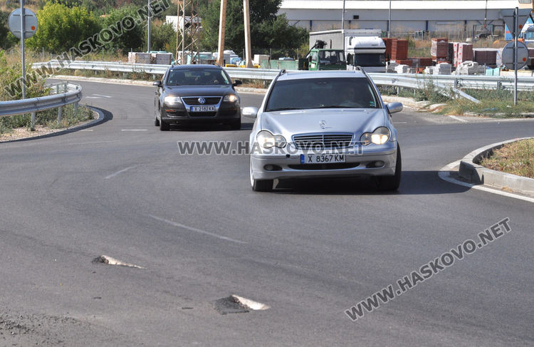 Изпаднал товар разби асфалта на кръгово в Хасково, глобиха нарушителя