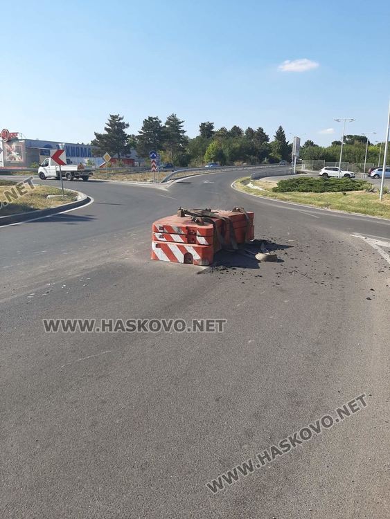 Изпаднал товар разби асфалта на кръгово в Хасково, глобиха нарушителя