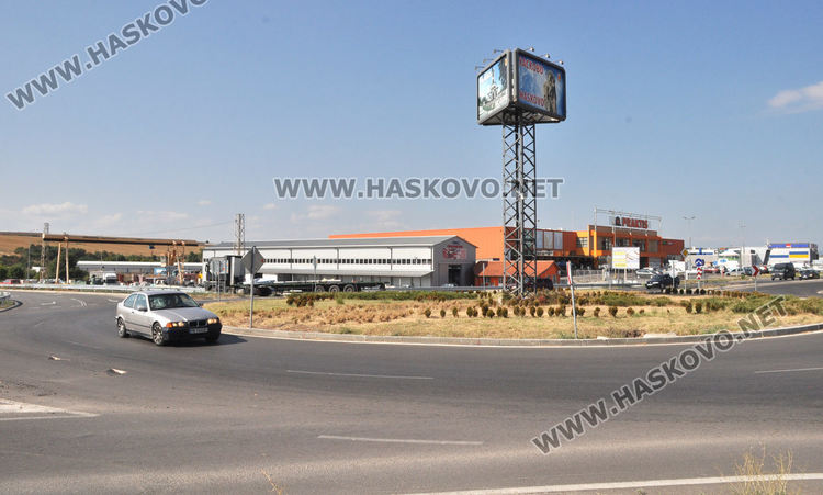 Изпаднал товар разби асфалта на кръгово в Хасково, глобиха нарушителя