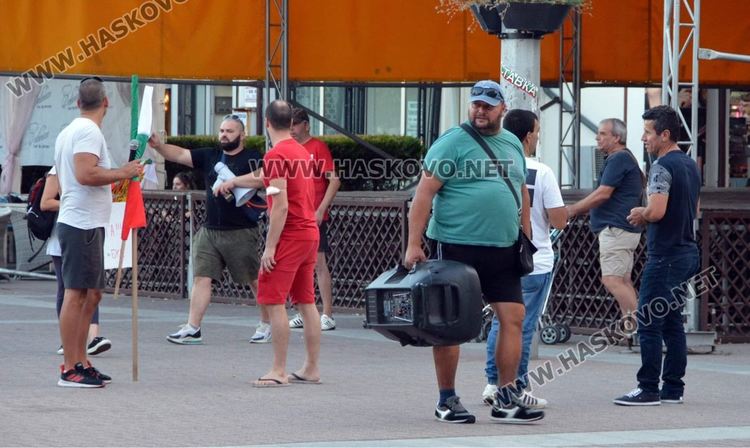 “Хвърковатата чета” от Хасково замина в подкрепа на протеста в Пловдив