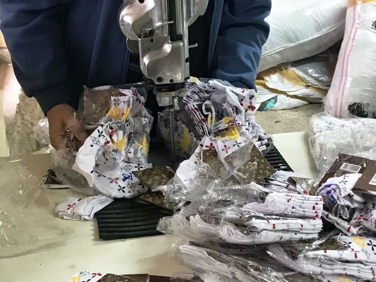 Митниците нарязаха дрехи, обувки и стотици километри плат менте