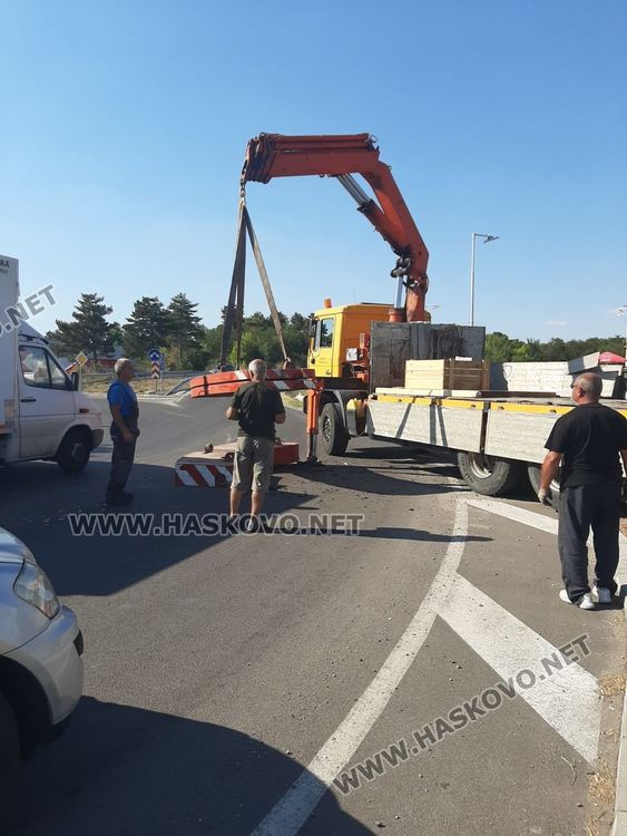 Изпаднал товар разби асфалта на кръгово в Хасково, глобиха нарушителя