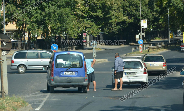 Рено се заби в Опел до Захарната фабрика