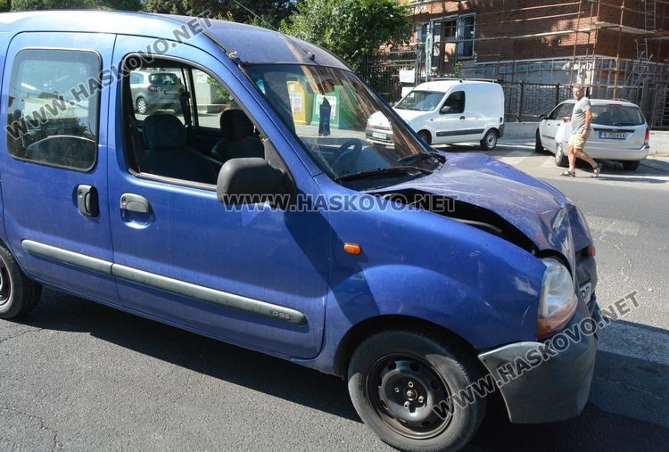 Рено се заби в Опел до Захарната фабрика