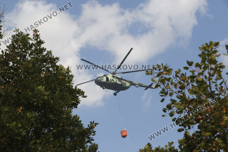 Пожар обхвана над 500 дка гора, пращат хеликоптер