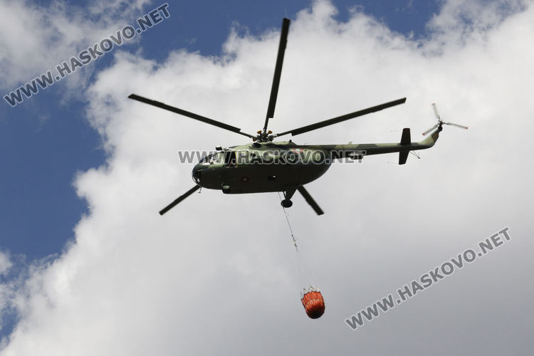 Пожар обхвана над 500 дка гора, пращат хеликоптер