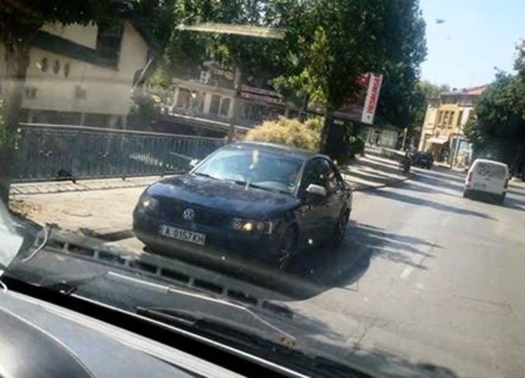 Читател: Бургаски Фолксваген пердаши в насрещното край реката в Хасково