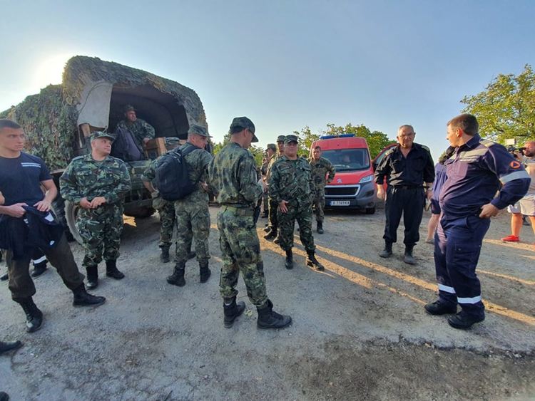 Тежка техника и още подкрепление от военни и горски  в огнището на Сакар