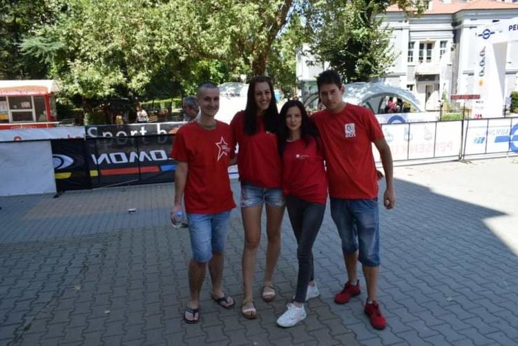 Младежите от БСП Асеновград с грижа за гражданите в летните горещини