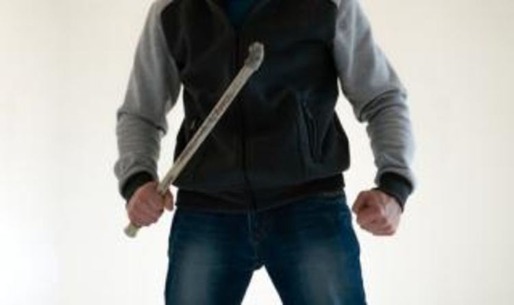 Младеж налага мъж с кол в главата, задържат го за телесна повреда