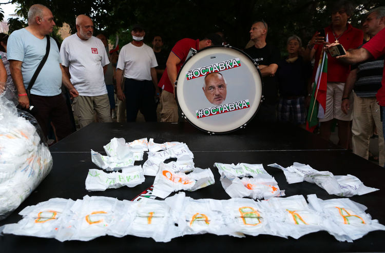 Ден 46: Памперси по МС. Контрапротест пази от блокада пред румънското посолство