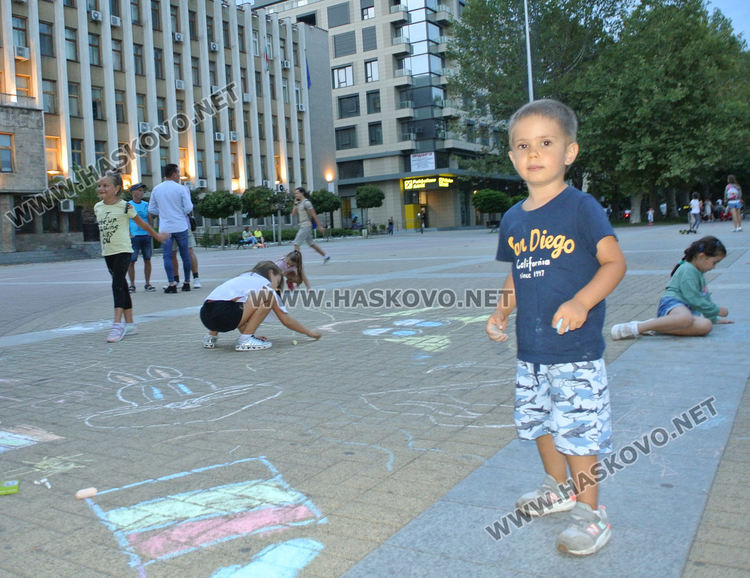 Красиви детски рисунки украсиха мястото на протеста