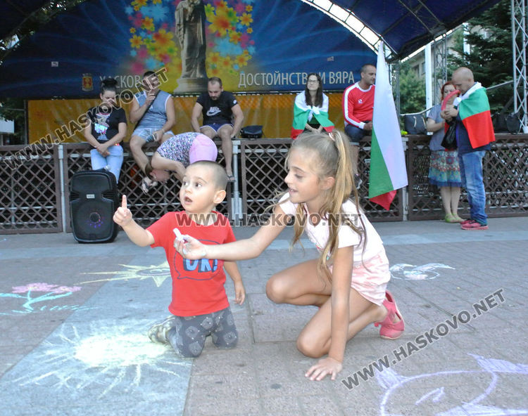 Красиви детски рисунки украсиха мястото на протеста