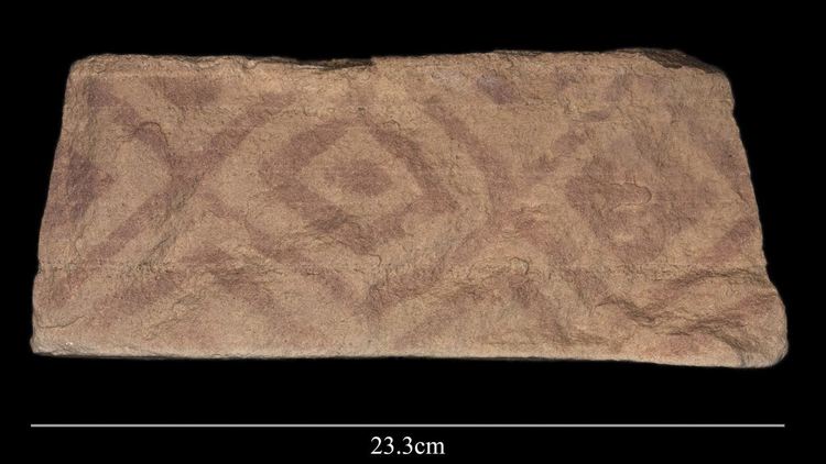 Изображението с геометрични мотиви е намерено на платформата на един от мустатите. Кредит: Holocene 