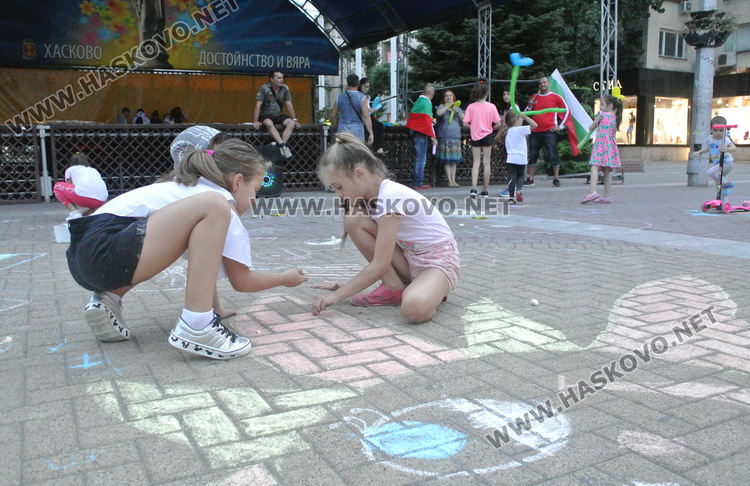 Красиви детски рисунки украсиха мястото на протеста
