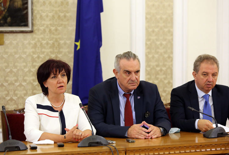 В зала "Изток" на Народното събрание се проведоха консултации за свикване на Велико народно събрание за приемане на нова Конституция между представители на ГЕРБ и на НФСБ. На снимката: Председателят на Народното събрание Цвета Караянчева, Валентин Касабов(2 дясно) и Борис Ячев, НФСБ.