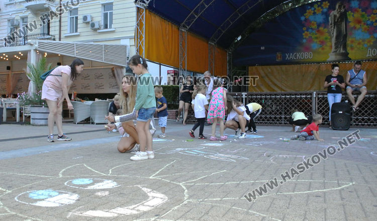 Красиви детски рисунки украсиха мястото на протеста