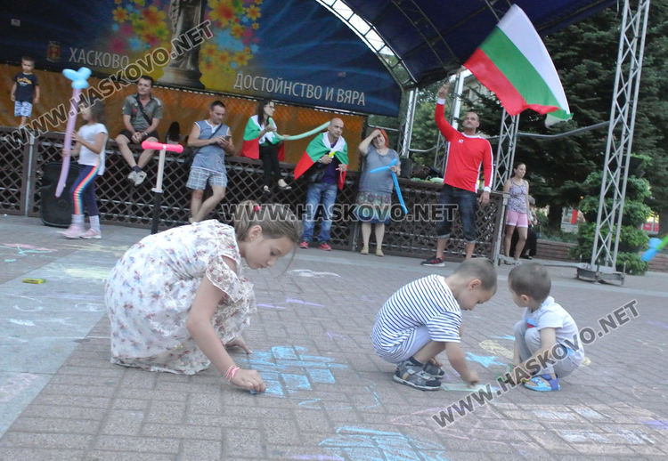 Красиви детски рисунки украсиха мястото на протеста