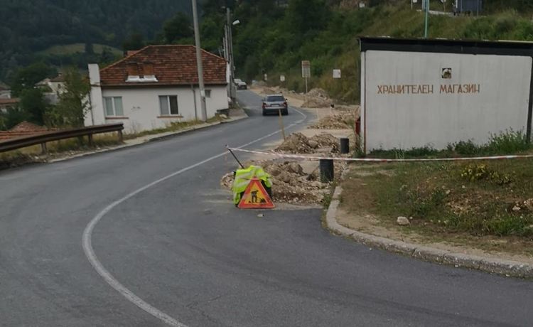 Оригинално обезопасяване на ремонт измислиха от пътноподдържаща фирма в Смилян