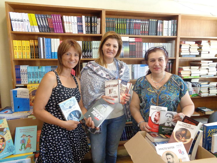 Регионалната библиотека получи книги за 25 000 лева