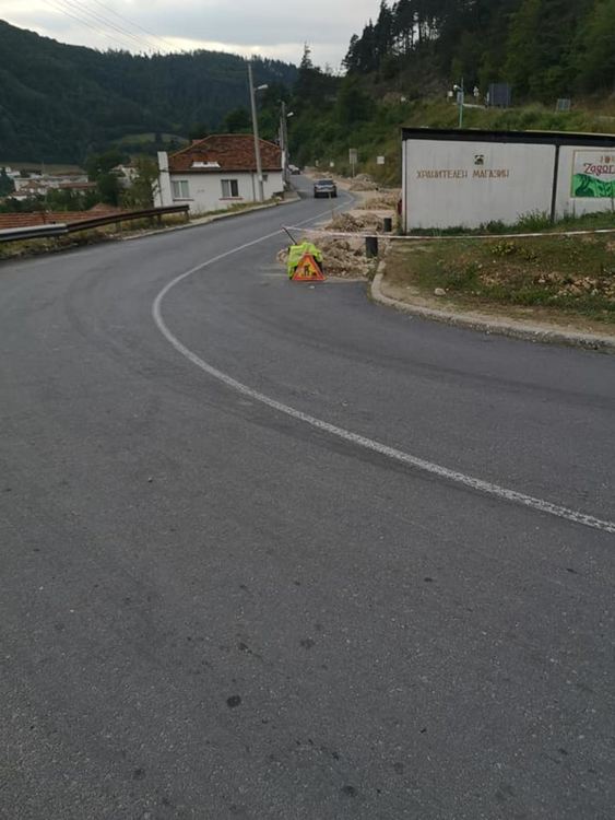 Оригинално обезопасяване на ремонт измислиха от пътноподдържаща фирма в Смилян