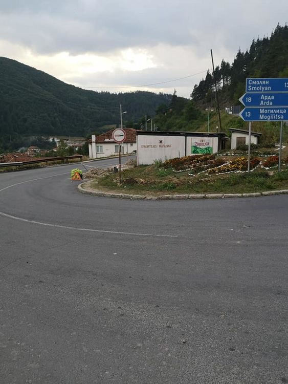 Оригинално обезопасяване на ремонт измислиха от пътноподдържаща фирма в Смилян