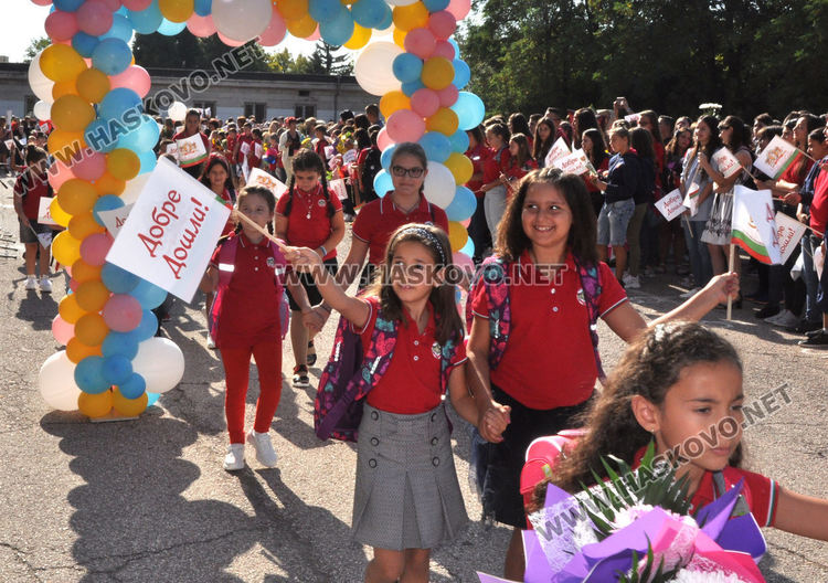 Учебната година стартира присъствено