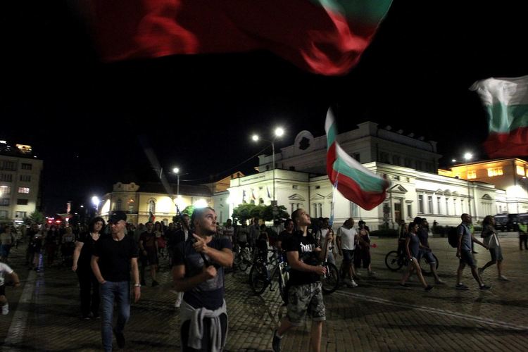 Ден 50: Протестът издигна "Стена на позора". Контрапротестът - "Радев е позор"