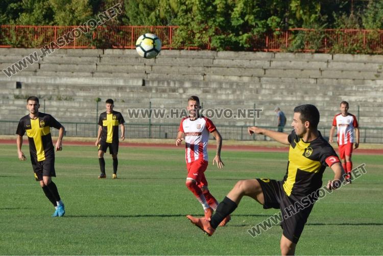 Футболният тим на Хасково се сгромоляса на собствен терен