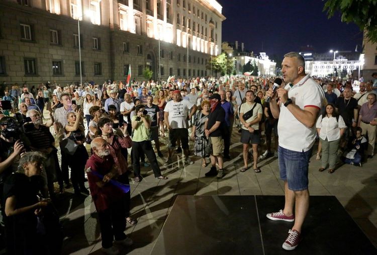 Ден 51: 2 септември идва, гответе се. "Гражданска стража" пред Румънското посолство