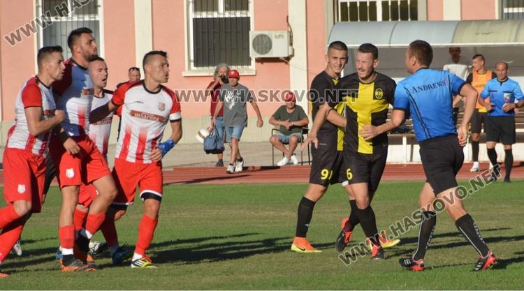Футболният тим на Хасково се сгромоляса на собствен терен