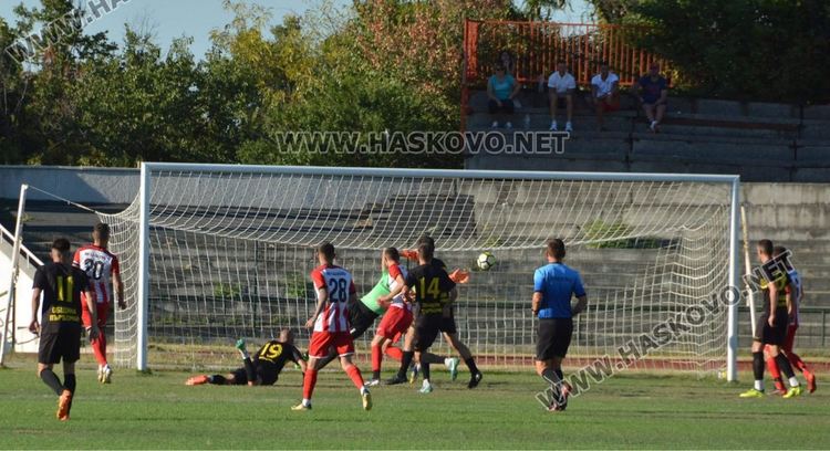 Футболният тим на Хасково се сгромоляса на собствен терен