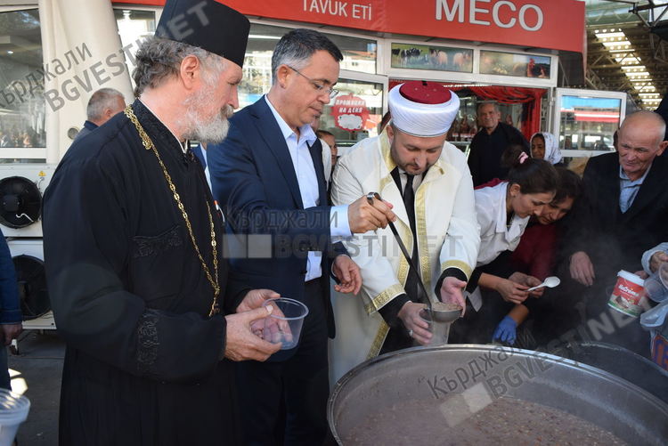 Раздават ашуре за 2000 души до централната джамия на Кърджали днес