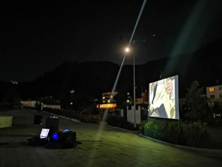 С "Кино под звездите" община Баните развлича курортистите в съботните вечери