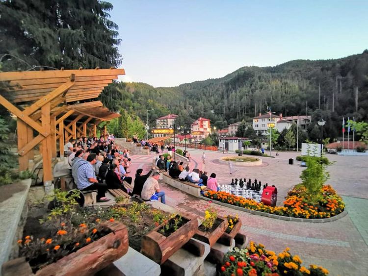 С "Кино под звездите" община Баните развлича курортистите в съботните вечери