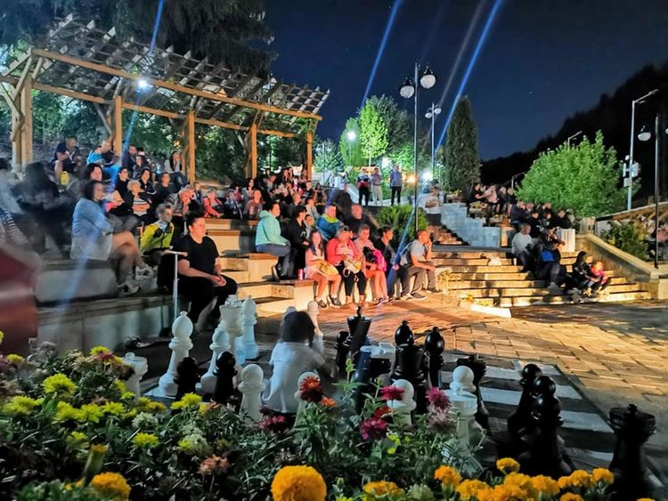 С "Кино под звездите" община Баните развлича курортистите в съботните вечери