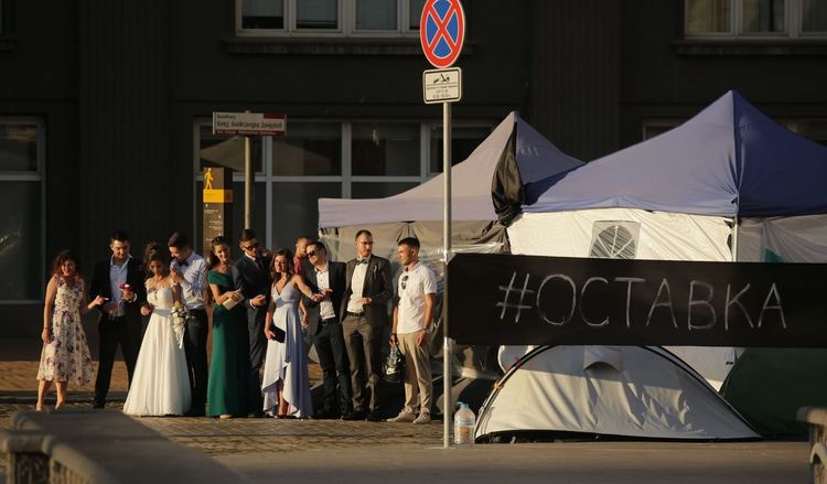 Ден 52: "Оставка". Контрапротест пред Румънското посолство