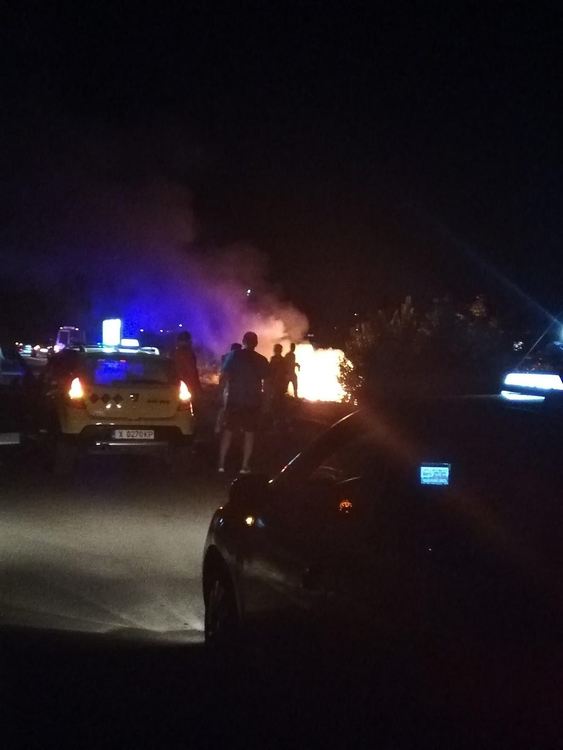 Автомобил изгоря след лупинги до кръговото между Димитровград и Хасково