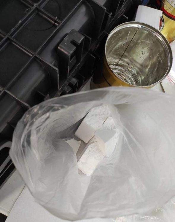 Трима души са задържани с дрога при полицейска спецакция