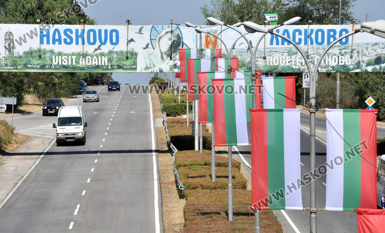 Монтираха знамена за празника на Хасково