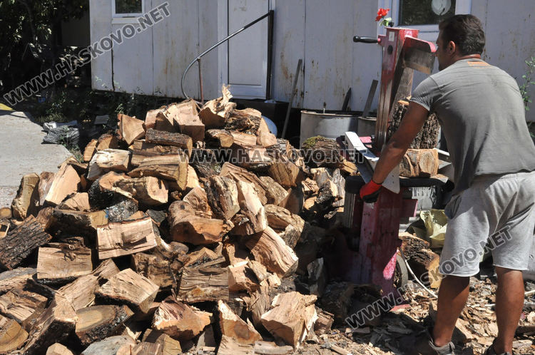 Хасковлии се запасяват с дърва. Въглища, брикети и пелети само в чували