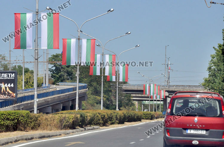 Монтираха знамена за празника на Хасково